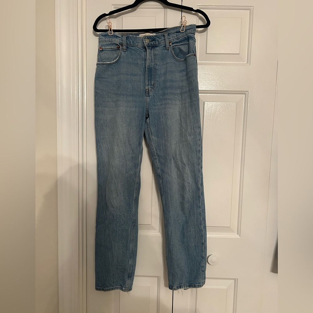 A&F Ultra High Rise Ankle Straight - 6L